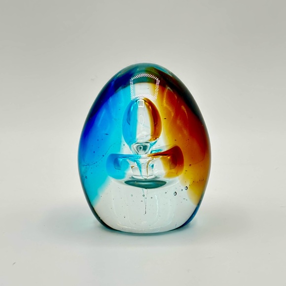 This is a vintage Murano-style egg-shaped art glass paperweight. - Picture 2 of 5
